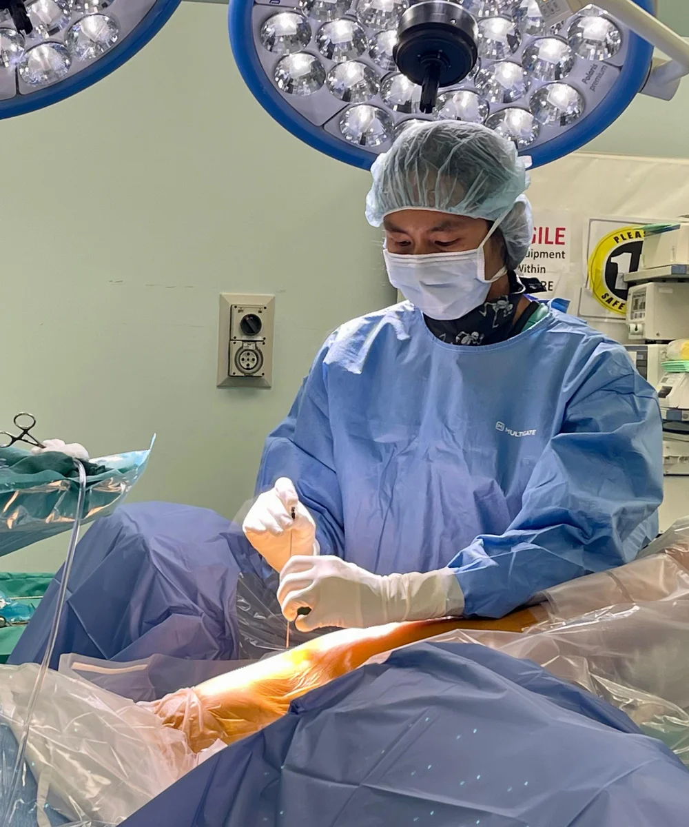 Dr Foo performing arthroscopic knee surgery in OT.