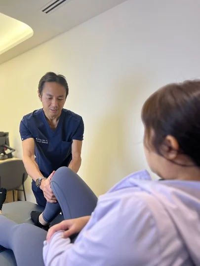 Dr Foo conducting assessment of athlete’s knee function and symptoms for a thorough diagnosis.