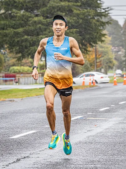 Dr Foo running outdoors exhibiting his athleticism allowing him provide empathetic care to patients.